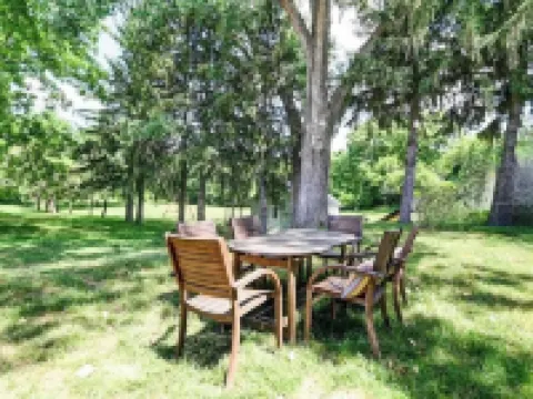 Look out at the treetops at the cozy Paoli Nest. Near Epic Systems and Madison. Hotels in Verona