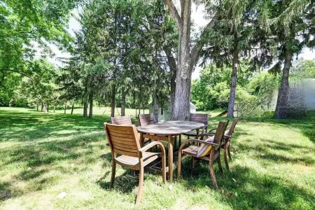 Look out at the treetops at the cozy Paoli Nest. Near Epic Systems and Madison. Отели в г. Верона