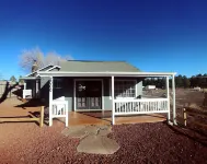 BBZ Bunkhouse - Cozy and Close to Town; Yet Secluded In The Great Outdoors!