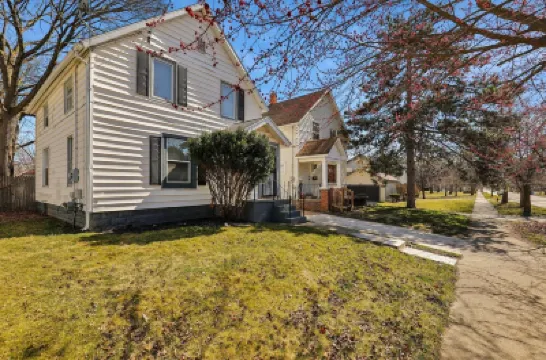 Spacious 3BR Home in Lansing โรงแรมใกล้Lansing's First Capital Building