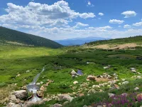 Beautiful 4Bd Chalet w Hot Tub & Mtn Views