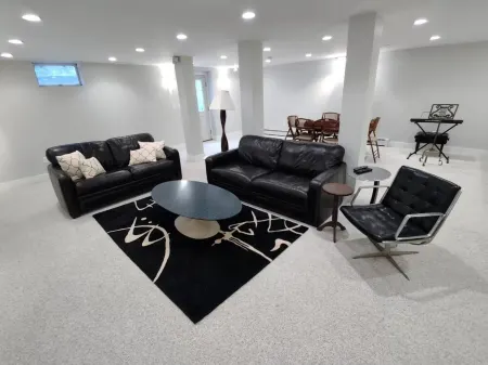 Oak Bluffs Family Retreat - Private Roundabout, Walk to the Beach & Downtown OB. Отели рядом с достопримечательностью «ЙМКА Мартас-Винъярд»