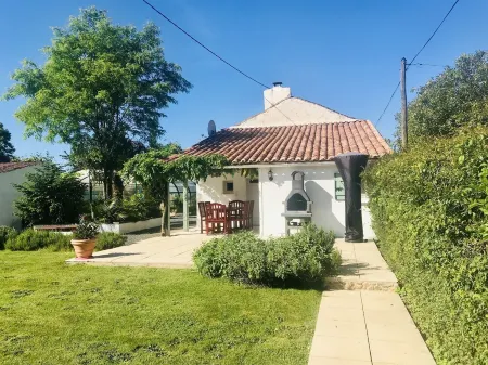 La Blatière Farmhouse-Pool, Sauna&Gym-Games Room.Rural Setting Close to it All. Отели в г. Дё-Севр