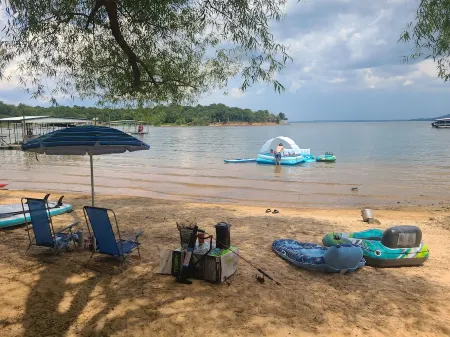 Gorgeous lake house with sandy beachfront. Welcome to Lost  World Landing Отели в г. Мак-Интош