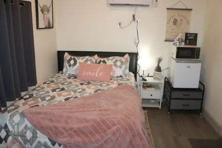 Allie Rose/ Cabin 2 Lake Athens/ Canton Trade Days