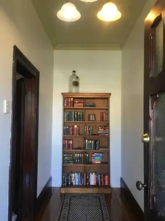 Oozing character, romantic and cosy for two. Отели рядом с достопримечательностью «National Automobile Museum of Tasmania»