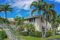 Two Bedroom Boutique Condo 2 Blocks from the Beach and Atlantic Avenue