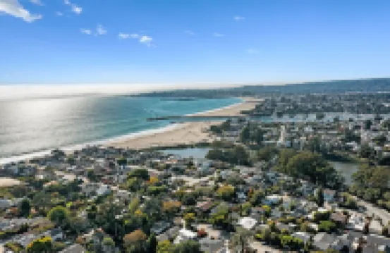 5Br Santa Cruz Beach House — Steps to Twin Lakes Beach - Deck & Yard - Sleeps 12