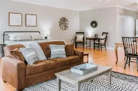 GrueneGusthaus#3| Private Condo+ Golf Cart Rentals