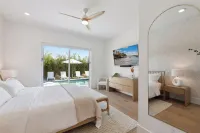 Luxe 2 Ensuites. Salt Pool/Spa. Close 2 Beach, Shops & Food. New! 4 King Beds!