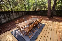 Central Woodlands. Outdoor deck, dining, & grill! Newly Remodeled.