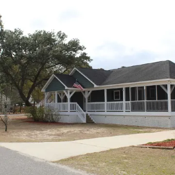 Family fun - 4 min drive to beach & walking distance to amenities! Dog friendly!