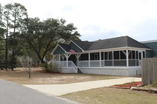 Family fun - 4 min drive to beach & walking distance to amenities! Dog friendly!