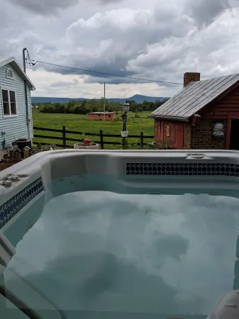 Charming Cottage, Fresh Eggs, Friendly Pets and Pet Friendly!