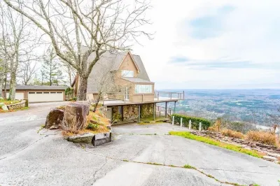 Luxury retreat with panoramic views at Mount Sinai Manor! Dalton Factory Stores 주변 호텔