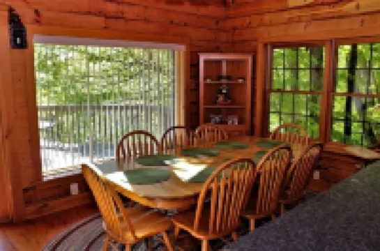 Serenity on Cedar-Lakefront Log Cabin Splendor, 10 Boats, Foosball & Hot Tub