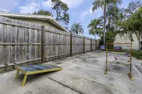 Fun! 4 Bedroom, 7 Beds - Pool Playground Game Room Putting Green in Clearwater!