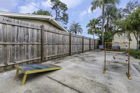 Fun! 4 Bedroom, 7 Beds - Pool Playground Game Room Putting Green in Clearwater! Отели рядом с достопримечательностью «Ларго Спортс Комплекс»