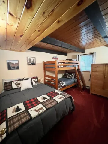 3 Bedroom Plus Loft, 2 Full Baths, 1 Minute to Story Land, 10 mins to Slopes!
