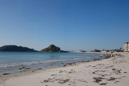 Large single-storey apartment with garden near beach Отели в г. Требёрден