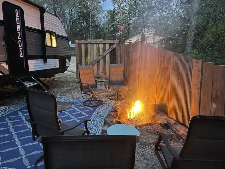 New Camper with a Hot Tub and Pool: Great For Families or a Romantic Weekend. Отели в г. Franklin County