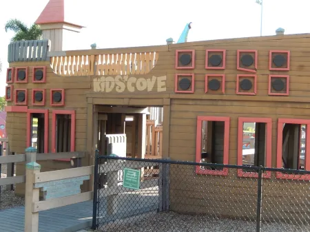 Beautiful house and great neighborhood! Отели рядом с достопримечательностью «Парк Каксамбас Бот»