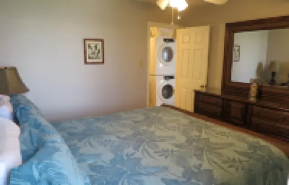 Winter Special. Amazing Views, Quiet Complex Two Bedroom, King Bed, Private.