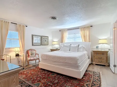 Mermaids' BeachHouse: Walk2Beach • Pool • KingBed