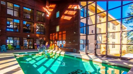 Royal Vista III, Pool & Hot-Tub, Ski-I/O, 2 BR, 2 Bath, Sleeps 6 Отели рядом с достопримечательностью «Брайан Хед Резорт»