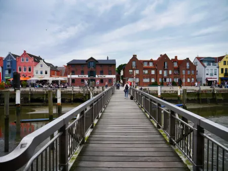 central apartment at Husum harbor with balcony Отели рядом с достопримечательностью «Парк Хузумер Шлос»