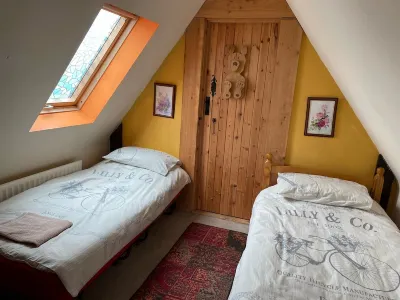 QUIRKY COTTAGE SLEEPING 8 YARM B&B S/C ADJOINING FOX COVERT PUB YARM