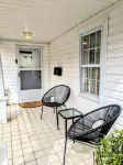 Charming cottage with 3 bed, 2 bath, and amenities in enchanting Guntersville.