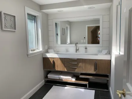 Large New Seabury Home with Heated Pool and Hot Tub