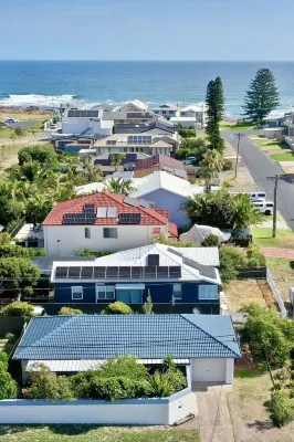 Birubi Blue Beach House. Sun, Sand & Surf. Pet Friendly. Hotels near Stockton Sand Dunes
