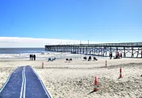2nd Row House - 2 min walk to beach, oversized screened porch and ready for fun