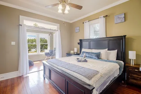 Beautiful Beach House sleeps 12 Отели рядом с Keesler Air Force Base