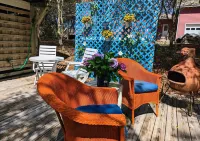 HEY, GET A ROOM! Couples Getaway : Bikes, beach chairs, umbrella :Central locale