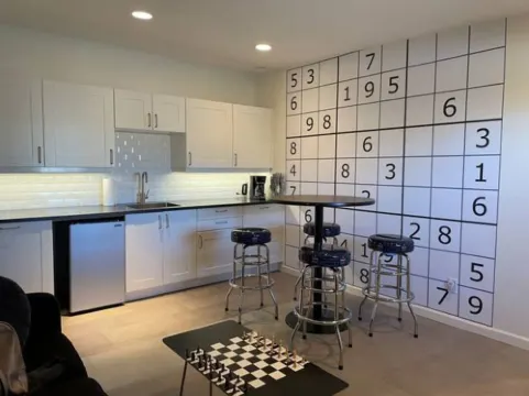 Gamer's Lounge! Arcade, Board Games, King Bed!