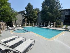 Modern, Bright Retreat  for Couples and Business Travel - King Bed