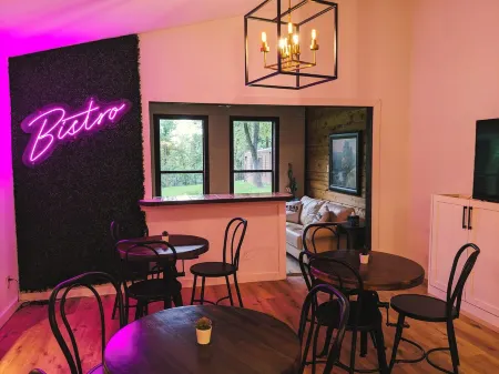 Sprawling 3-bedroom house in delightful Scroggins with WiFi, AC and lakeview