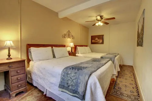 Posada Haus at Wundercove Cottages -Access to Shared Pool and River-