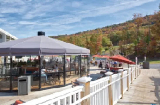 Mid-Century Modern: Pet Friendly-Hot Tub~Grill~Creekside