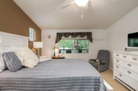 Very peaceful Home with Lake Barkley in your back yard! Private Dock Sleeps 8