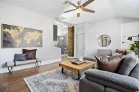 Stunning Upscale Retreat - Steps from Everything Hotel in zona UWM English as a Second Language Program