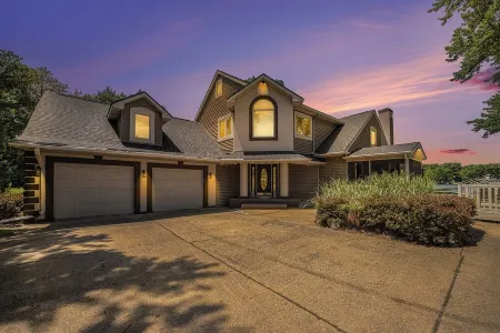 Charming Waterfront 4-bedroom house with AC and WiFi with Amazing Views!