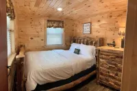 MAPLE COTTAGE - Lakefront on Thayer Lake in Alden with WiFi, AC