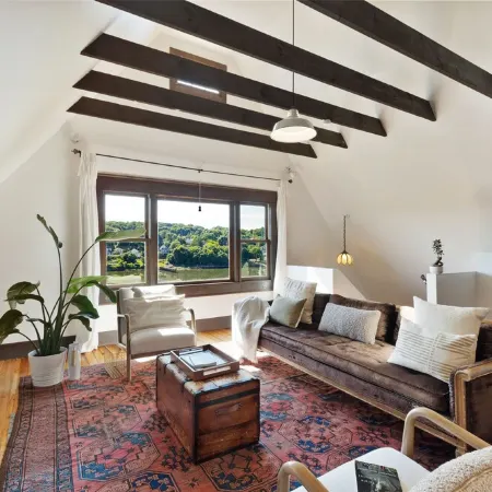 The Pearl, NH hidden luxury close to the Quinnipiac River in historic property