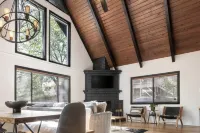 Stylish Family+Pet Friendly Cabin by Village + Lake