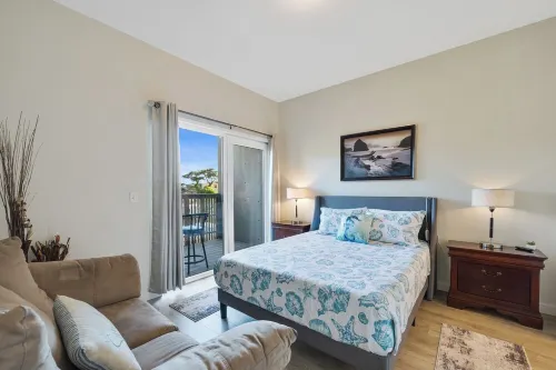 Prime Beach Front Ocean Views - 30 Second Walk to Beach!