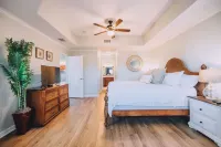 Spacious 3/2 poolside condo w/ beach access* 2 King beds* Comfortably sleeps 8!
